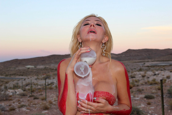 «Русская Леди Гага» снялась голой в фотосессии, выступив против натурального молока