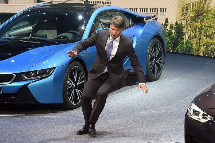 Гендиректор BMW Харальд Крюгер упал в обморок на открытии Франкфуртского автосалона
