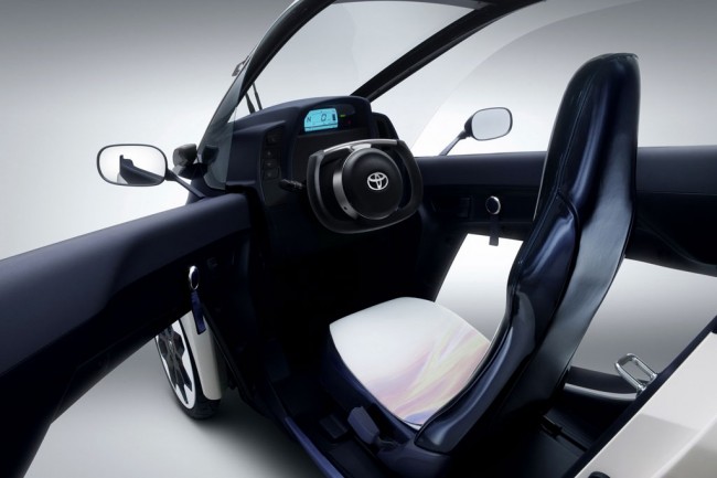 Toyota представила в Женеве трехколесный i-ROAD