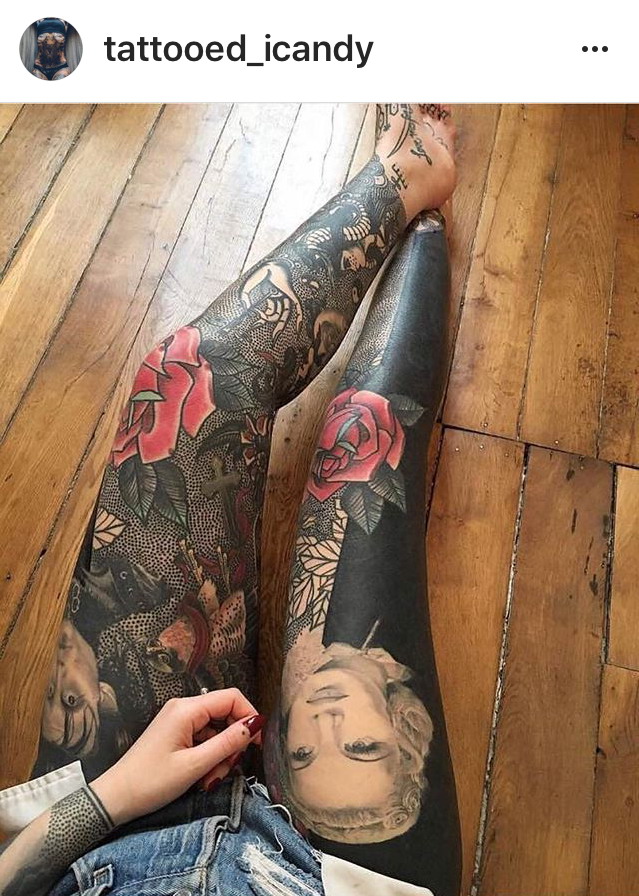 татуированные ноги у девушки