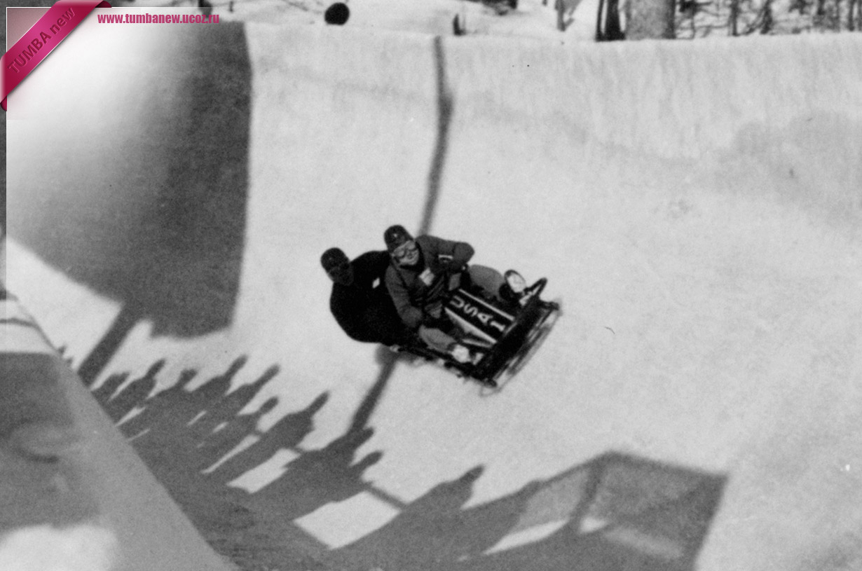 США. Лейк-Плэсид, Нью-Йорк. 9 февраля 1932 года. Американский экипаж-двойка, ведомый Хубертом Стивенсом, устанавливает мировой рекорд на соревнованиях по бобслею, проехав трассу за 2 минуты 5.88 секунды. (AP Photo)
