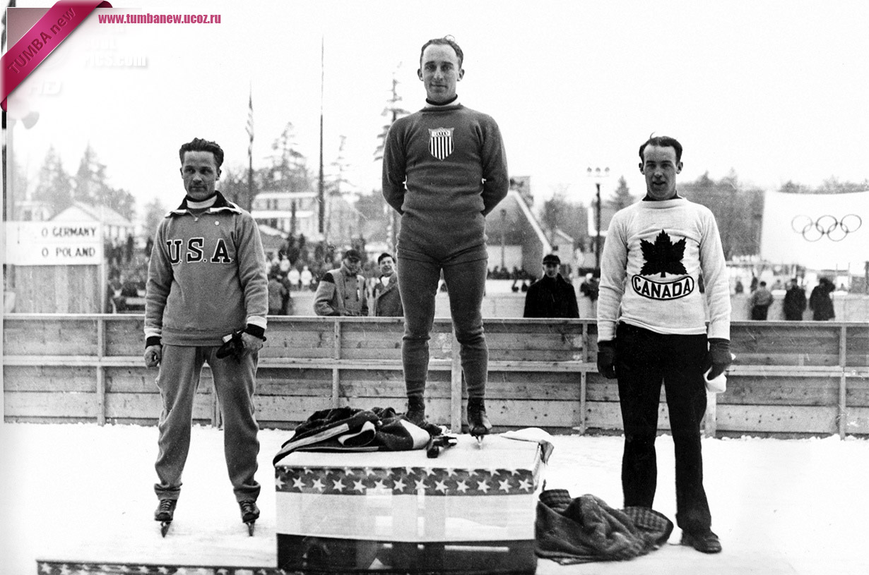 США. Лейк-Плэсид, Нью-Йорк. 4 февраля 1932 года. Призёры соревнований по скоростному бегу на коньках на 5 000 м во время церемонии награждения. (AP Photo)