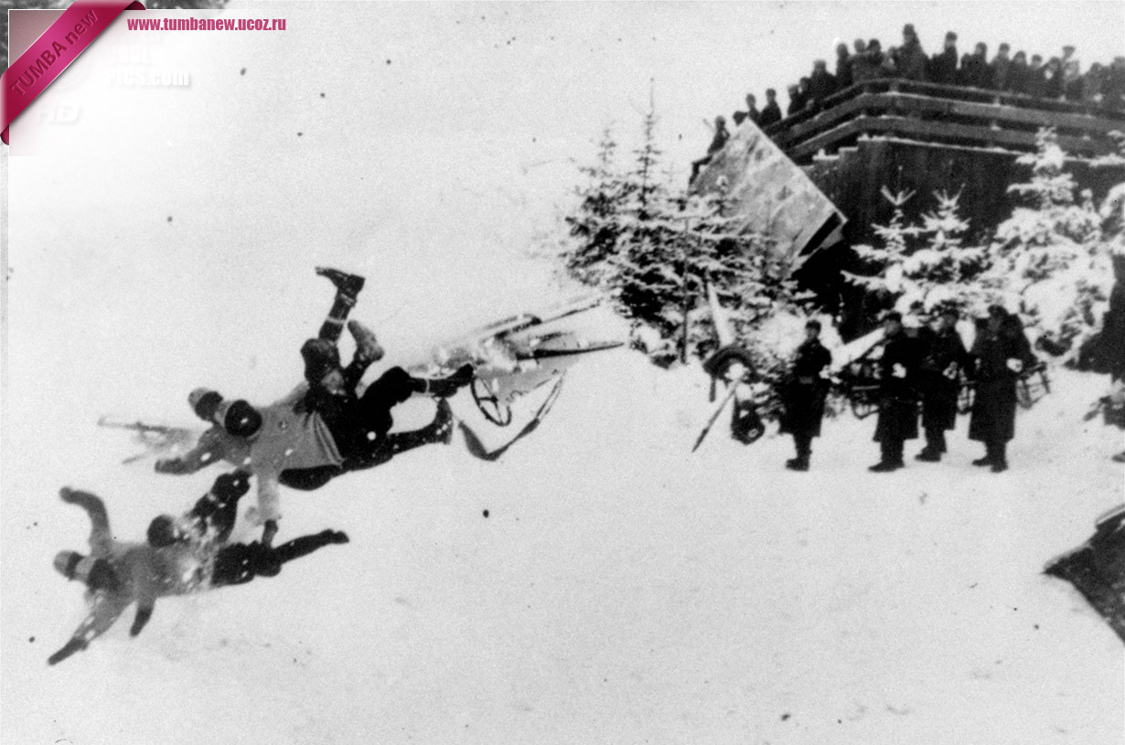 Третий рейх. Гармиш-Партенкирхен, Бавария. 19 февраля 1936 года. Неудачный заезд итальянского экипажа-четвёрки на соревнованиях по бобслею. (AP Photo)