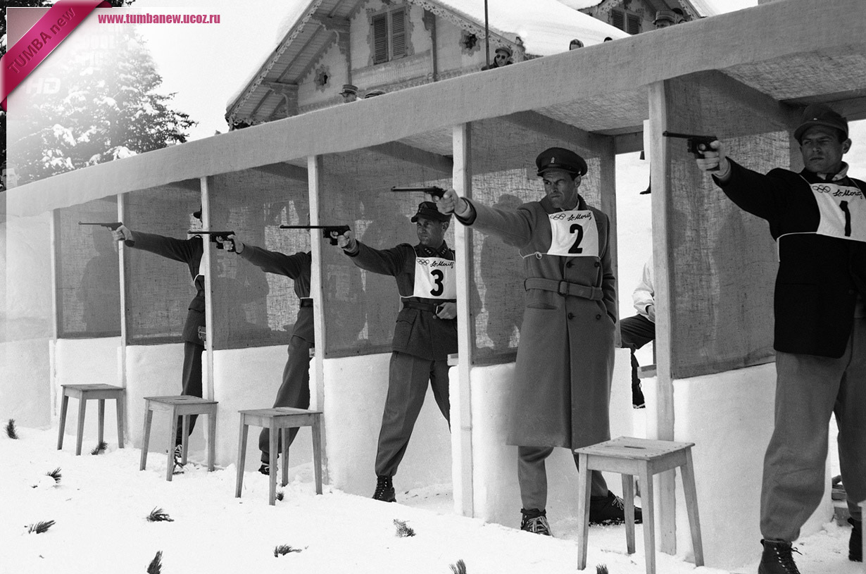 Швейцария. Санкт-Мориц, Граубюнден. 1 февраля 1948 года. Секция стрельбы из пистолета на соревнованиях по зимнему пятиборью. (AP Photo/Green)