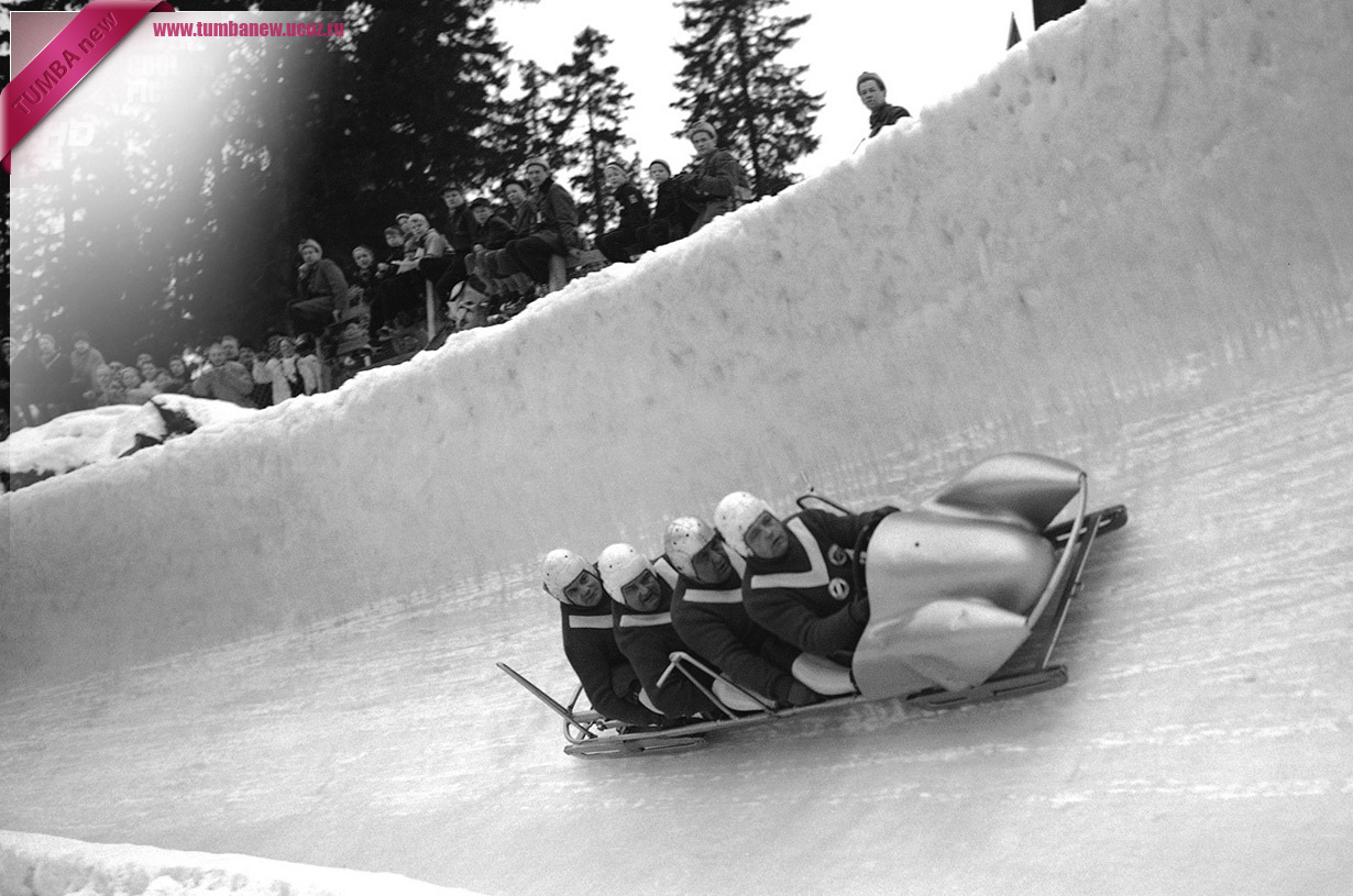 Норвегия. Осло. 22 февраля 1952 года. Экипаж-четвёрка из ФРГ, ведомая Андреасом Остлером, на соревнованиях по бобслею. (AP Photo)
