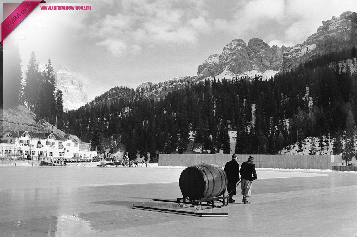 Италия. Кортина-д'Ампеццо, Венето. 13 января 1956 года. Подготовка льда на озере Мизурина для соревнований по скоростному бегу на коньках. (AP Photo)