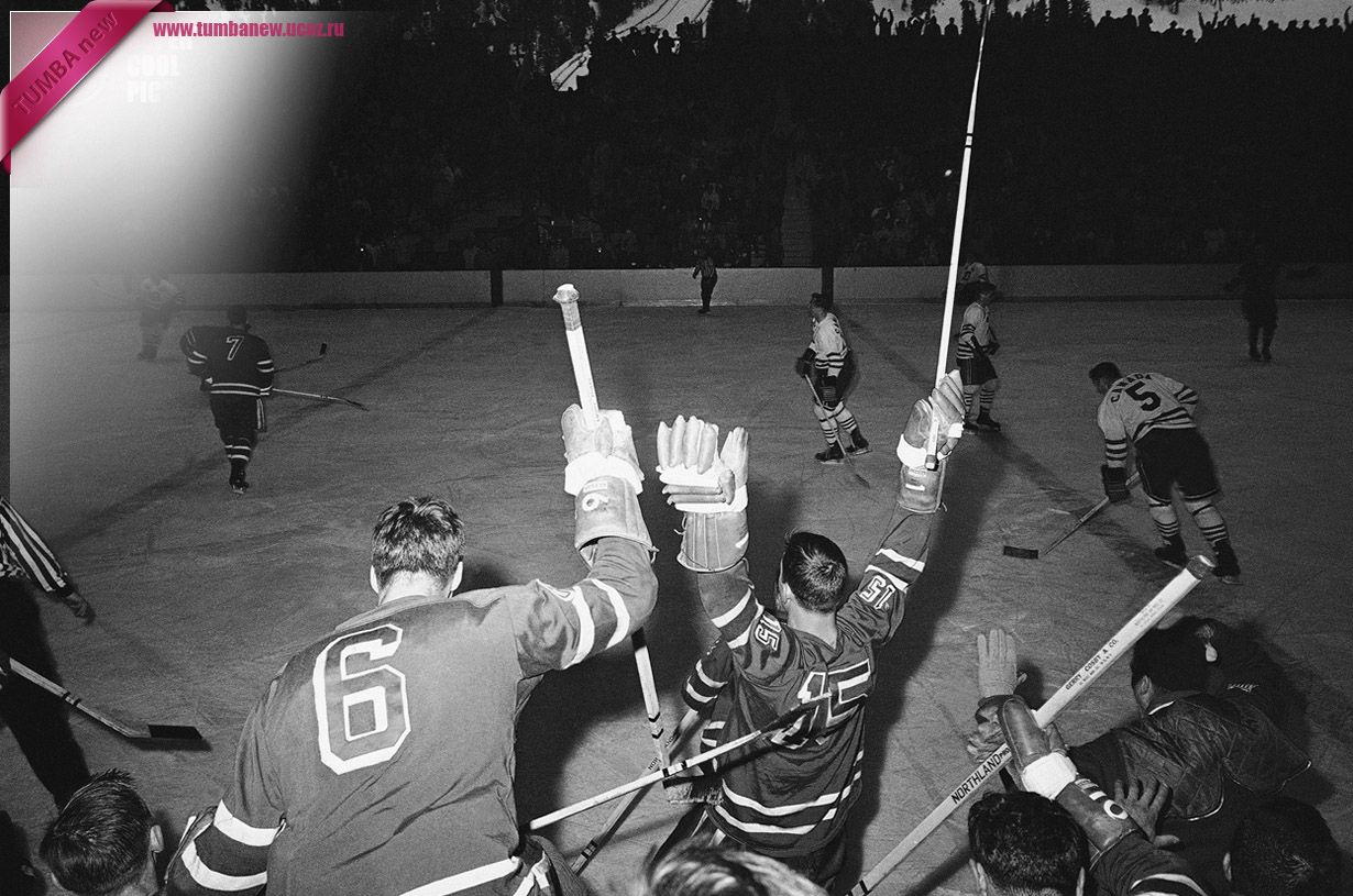 США. Скво-Вэлли, Калифорния. 25 февраля 1960 года. Хоккеисты сборной США празднуют победу над канадцами со счётом 2-1. (AP Photo/Dick Strobel)