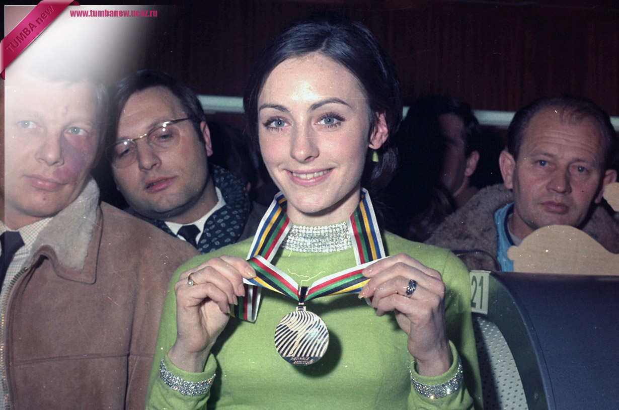 Франция. Гренобль, Изер, Рона — Альпы. 10 февраля 1968 года. Пегги Флеминг демонстрирует золотую медаль. (AP Photo)