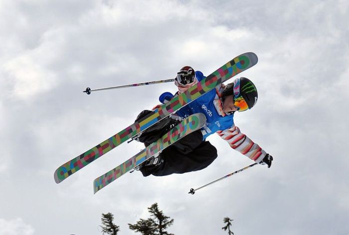 23 февраля в день закрытия зимних Олимпийских игр в Сочи был развеян прах канадской спортсменки Сары Бёрк. Сара Бёрк - канадская фристайлистка, четырёхкратная чемпионка Всемирных экстремальных игр в суперпайпе (супер-халвпайп), чемпионка мира 2005 года в хавпайпе. Бурк неоднократно выполняла самые сложные трюки фристайла, стала первой женщиной, выполнившей в прыжке поворот на 1080 градусов (три оборота), однако 10 января 2012 года, во время тренировки с Солт-Лейк-Сити, упала и ударилась головой об лёд. 19 января Сара Бёрк скончалась, не выходя из комы. До её травмы её называли главной фавориткой на олимпийские медали в Сочи.