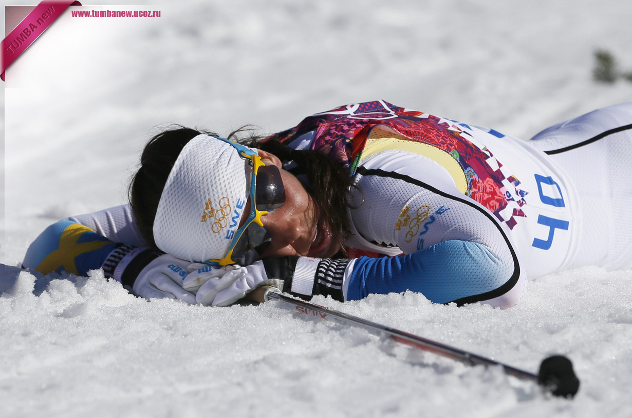 Россия. 13 февраля. Шарлотт Калла из Швеции лежит на снегу после соревнования по лыжным гонкам классическим стилем (10 км). (REUTERS/Stefan Wermuth)