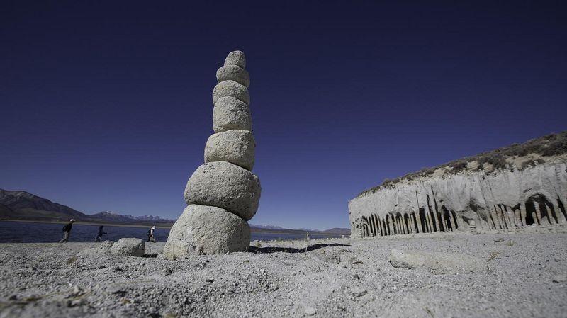 Удивительные каменные колонны озера Кроули