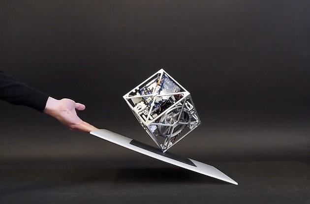 Робот-куб, умеющий мастерски балансировать на одном ребре