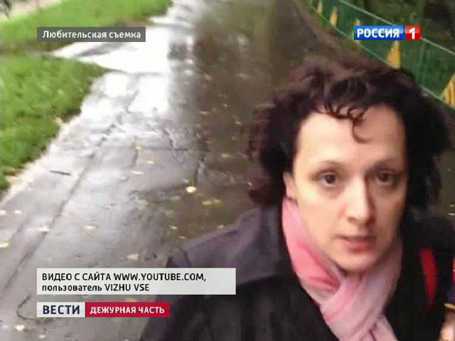 Мать избивает мальчика на улице в Москве
