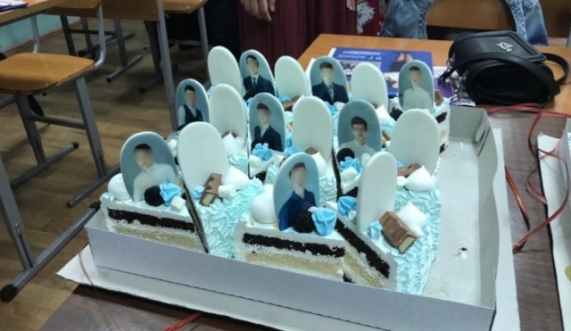Красноярские родители подарили очень странный торт выпускникам