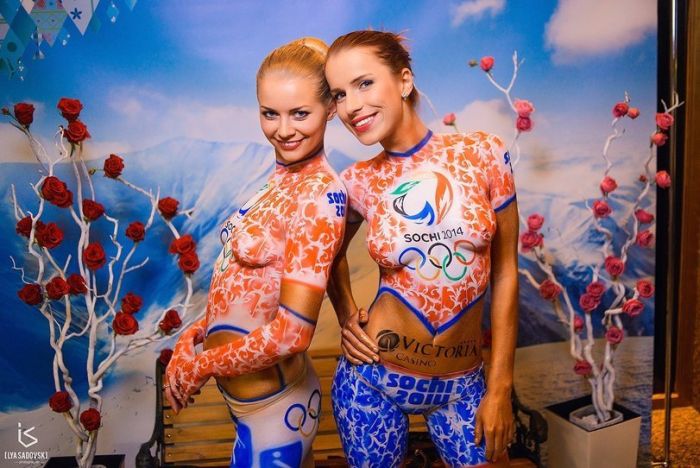 Эти две сексуальные болельщицы прославились на Олимпиаде в Сочи (2 фото) (эротика)